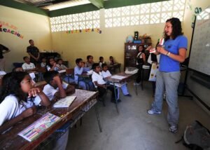 Ilustrasi interaksi antara guru dan siswa dalam suasana pembelajaran yang humanistik