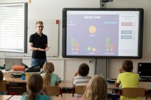 Guru menggunakan teknologi digital dalam mengajar di kelas modern