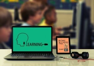 Mahasiswa dan dosen aktif belajar melalui platform e-learning digital