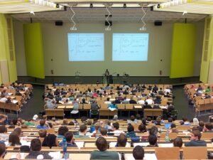 Dosen menggunakan alat digital interaktif dalam kelas modern