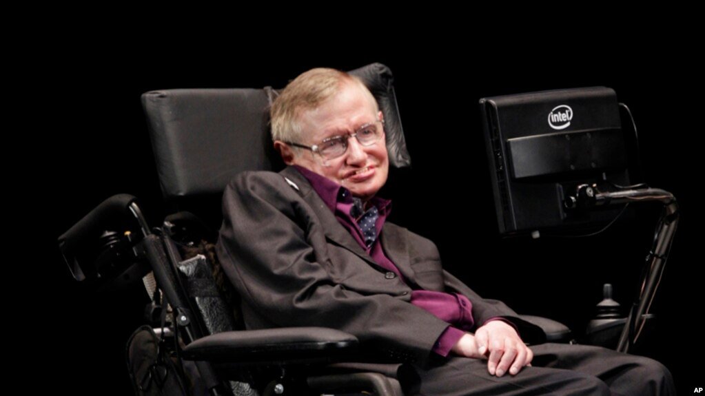 Stephen Hawking duduk di kursi roda dengan latar belakang alam semesta.