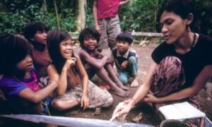 Butet Manurung sedang mengajar anak-anak Suku Anak Dalam di hutan Jambi