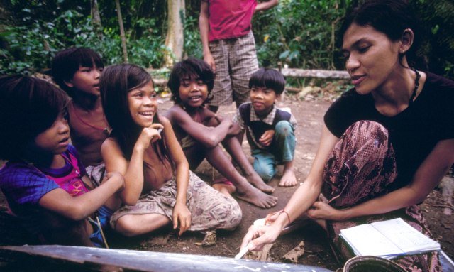 Butet Manurung sedang mengajar anak-anak Suku Anak Dalam di hutan Jambi