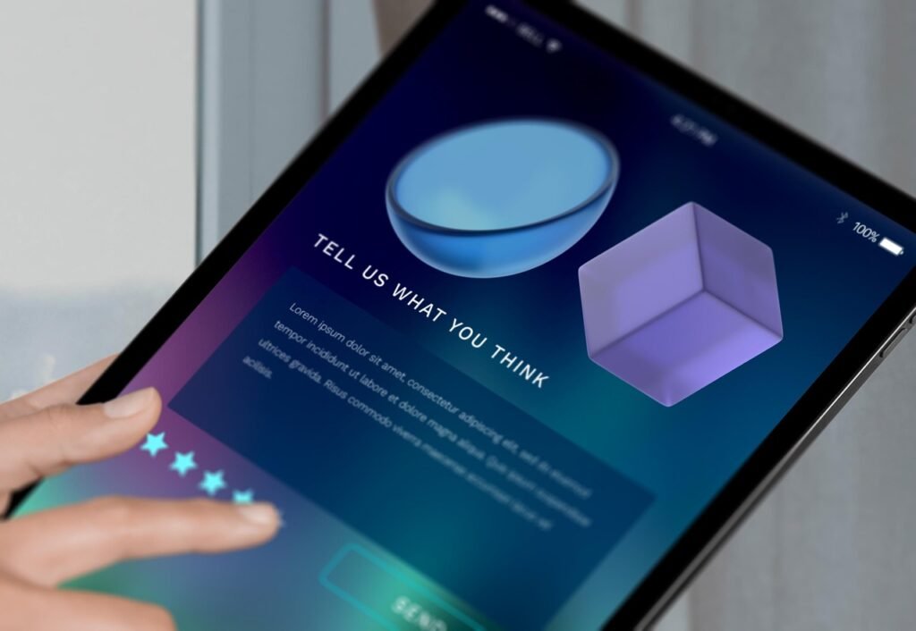 Mahasiswa menggunakan aplikasi belajar di laptop dan smartphone untuk mendukung pembelajaran