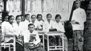 Potret Ki Hajar Dewantara dengan murid-murid Taman Siswa