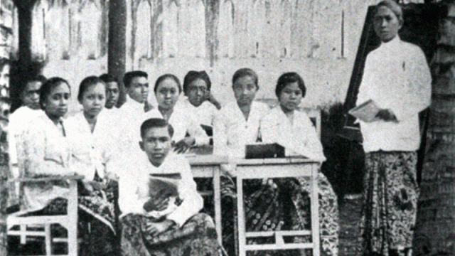 Potret Ki Hajar Dewantara dengan murid-murid Taman Siswa