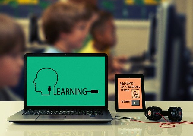 Mahasiswa dan dosen aktif belajar melalui platform e-learning digital