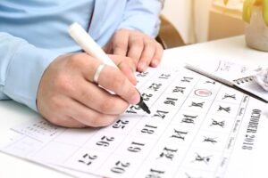 Mahasiswa melihat kalender dan menyusun jadwal belajar ujian.