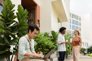 Mahasiswa sedang belajar dengan teknik mind mapping dan membaca terstruktur.