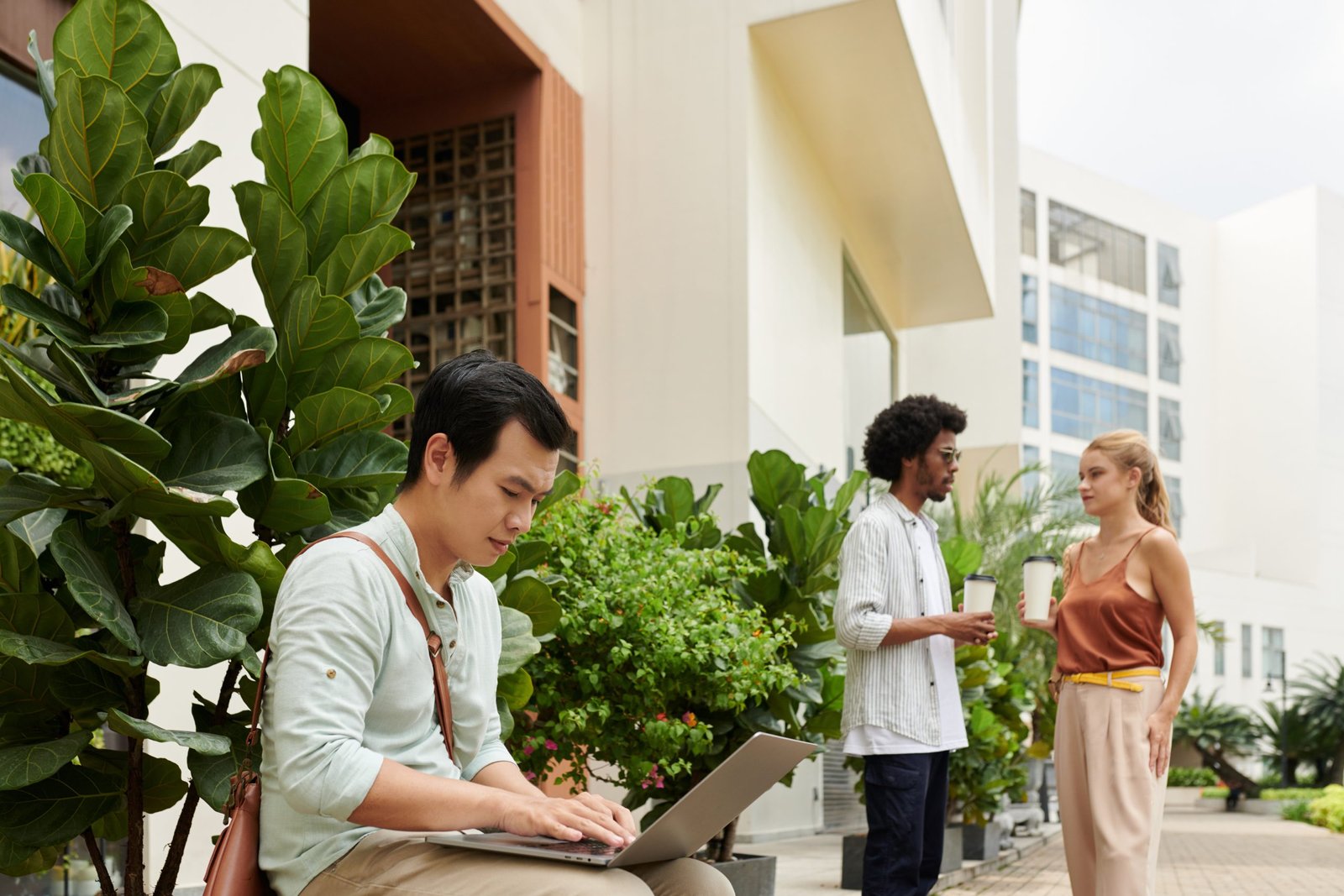 Mahasiswa sedang belajar dengan teknik mind mapping dan membaca terstruktur.