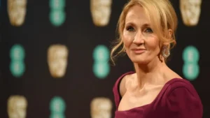 J.K. Rowling duduk di kafe sambil menulis naskah Harry Potter.