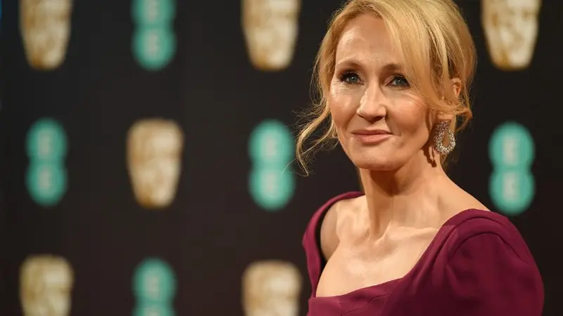J.K. Rowling duduk di kafe sambil menulis naskah Harry Potter.