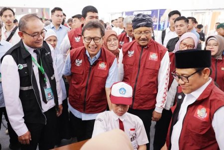 Menkes Budi Gunadi Sadikin bersama Menteri Sosial